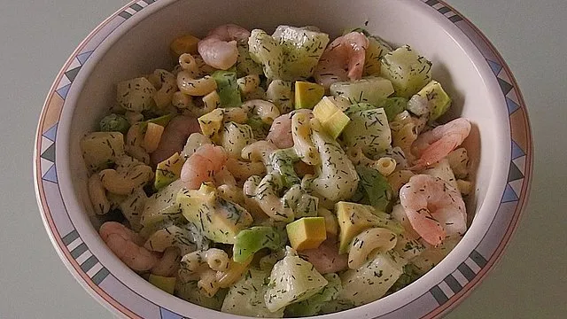 cremiger Nudelsalat mit Shrimps und Dill in einer gro&szlig;en Sch&uuml;ssel
