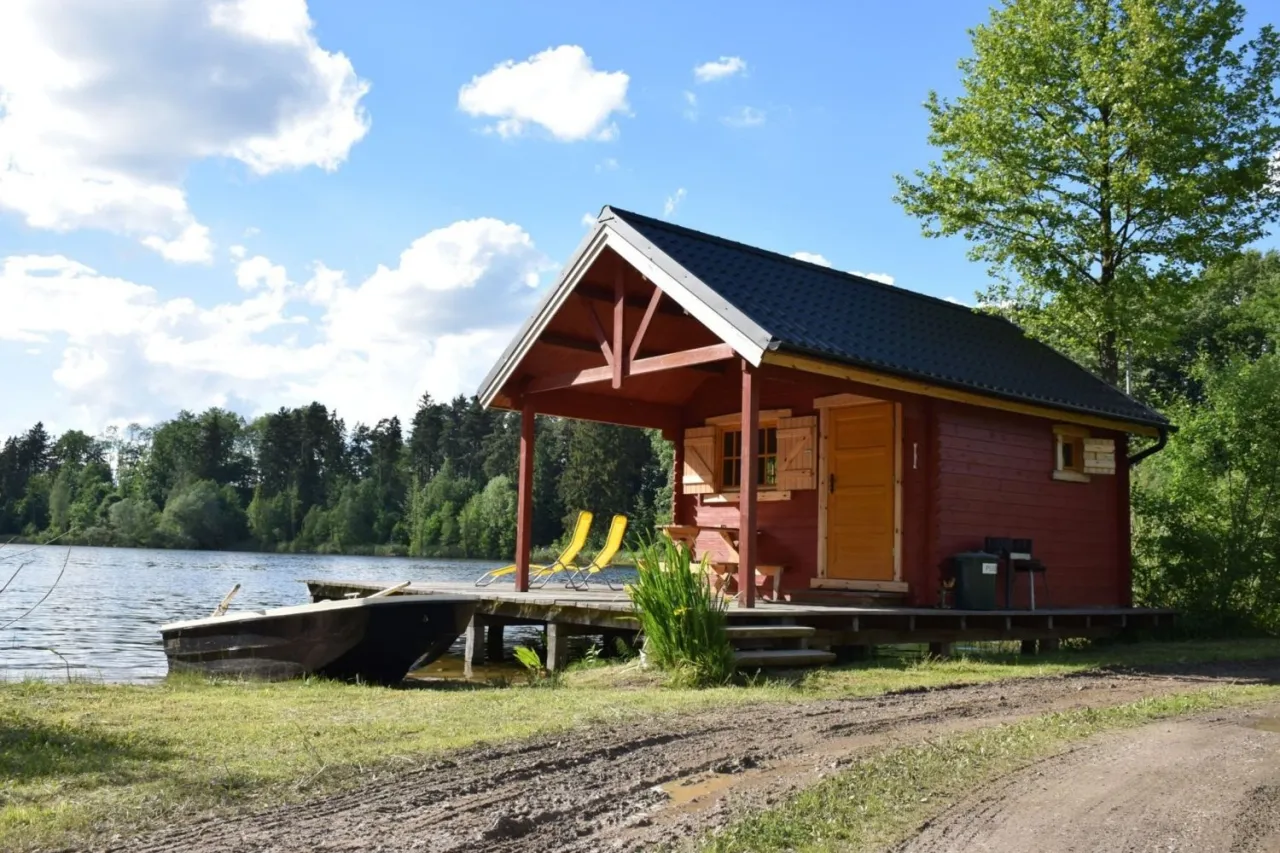 malownicze łowisko z domkiem, domek nad jeziorem wędkowanie