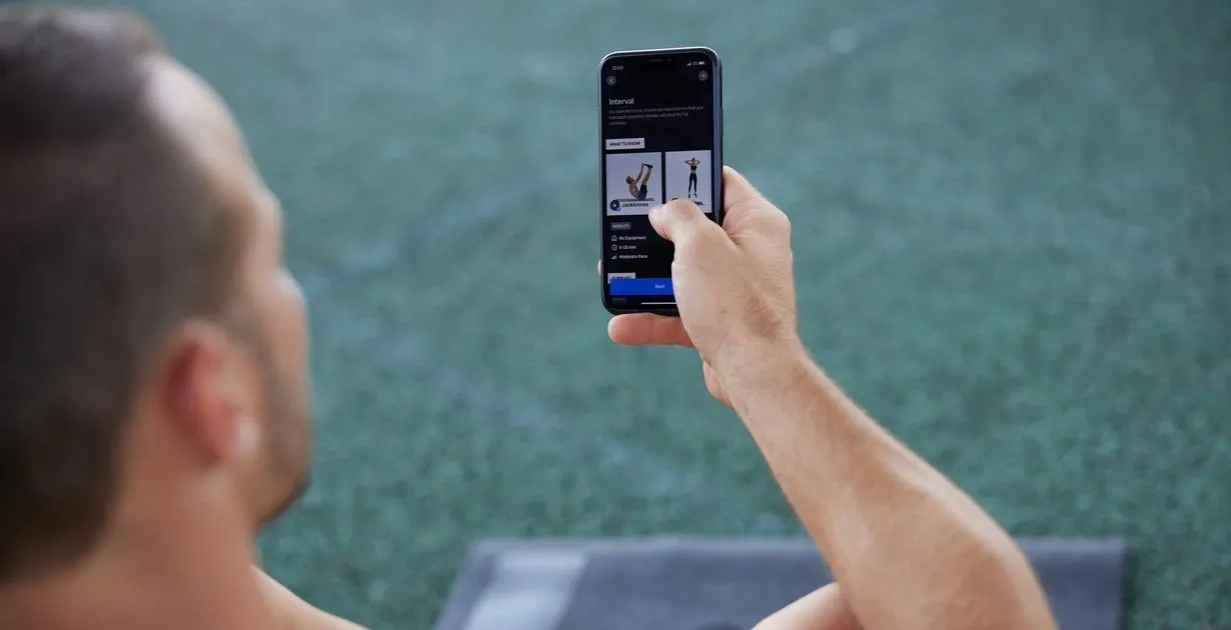 Person beim Training mit Freeletics App auf Smartphone