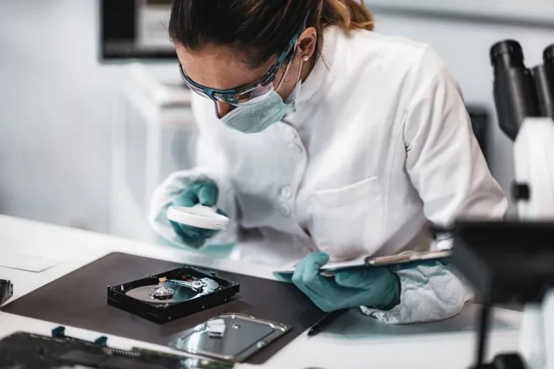 Wzrost zarobk&oacute;w z doświadczeniem w kryminalistyce