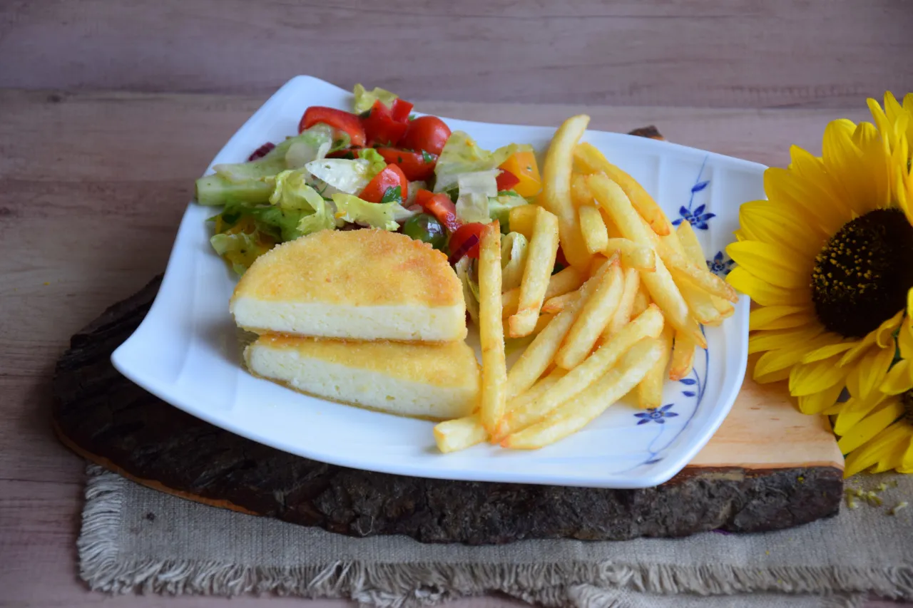 smażony ser z frytkami