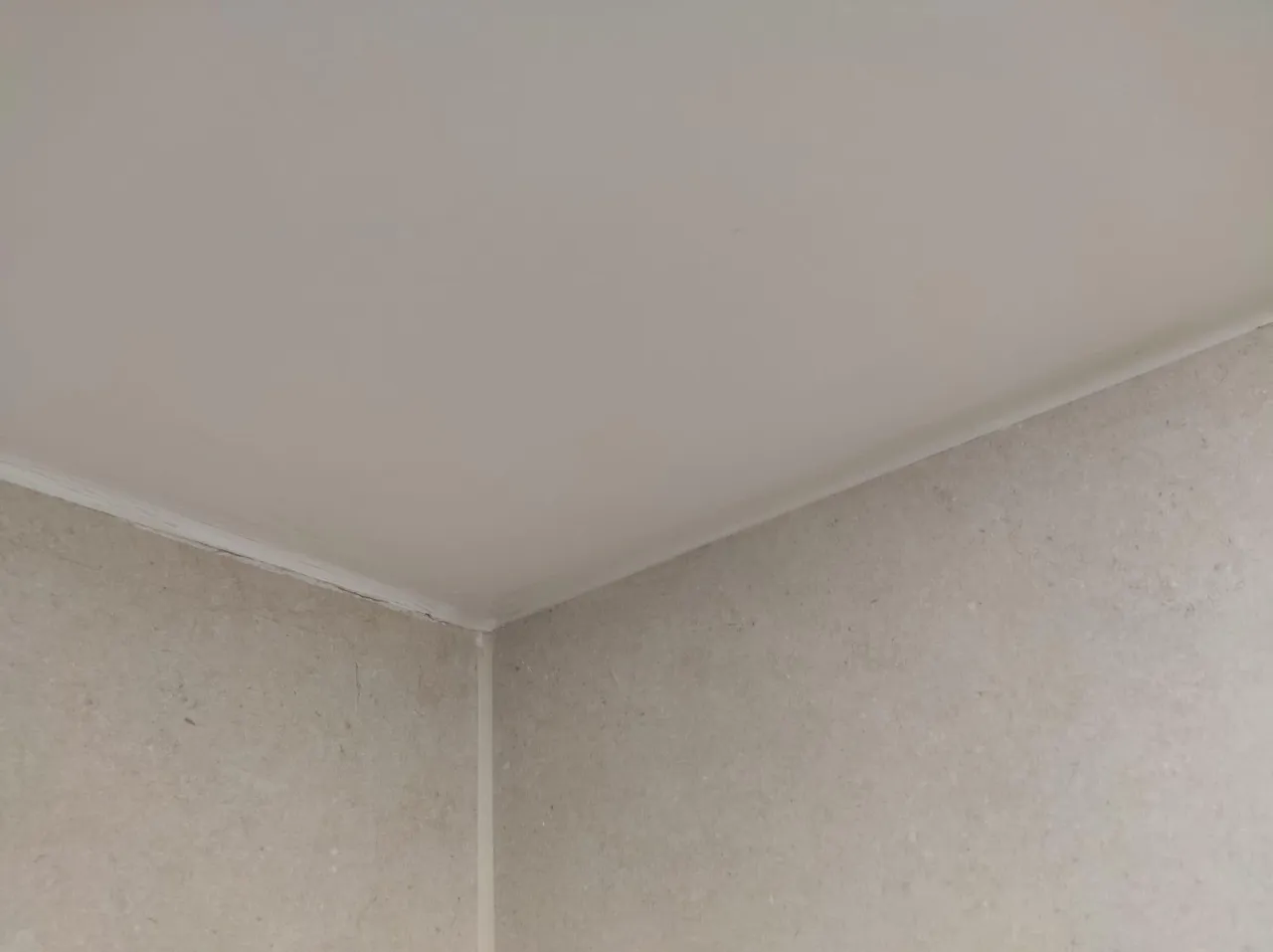 Pęknięcia na łączeniach płyt gipsowo-kartonowych