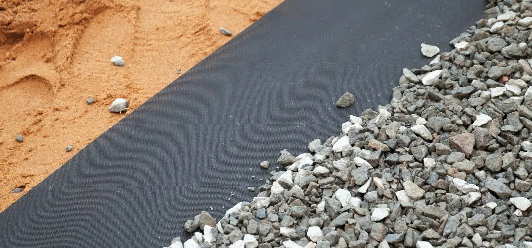 Rodzaje materiałów pod żwir: agrowłóknina, agrotkanina, geowłóknina porównanie