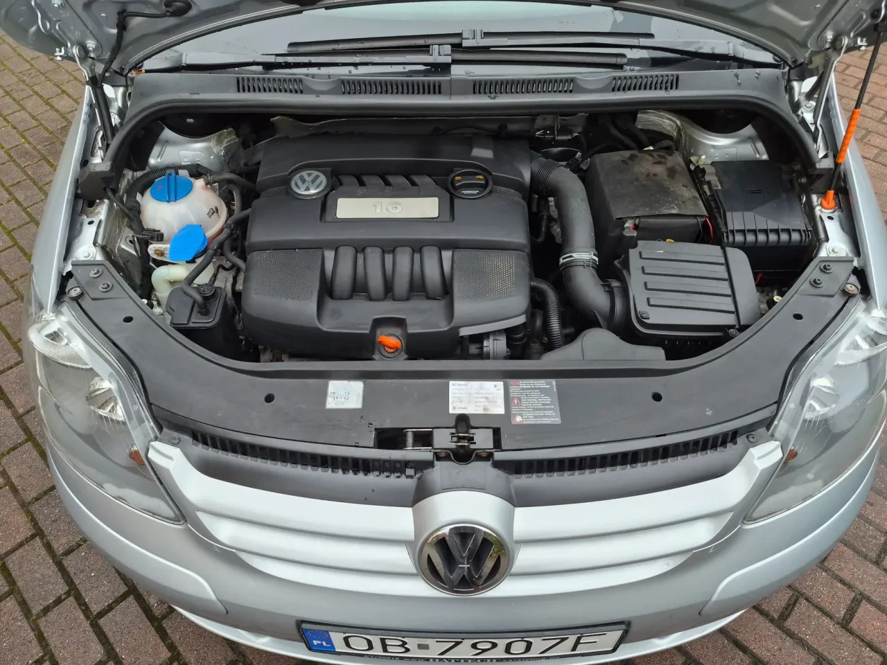 Volkswagen Golf 5 1.6 MPI engine bay