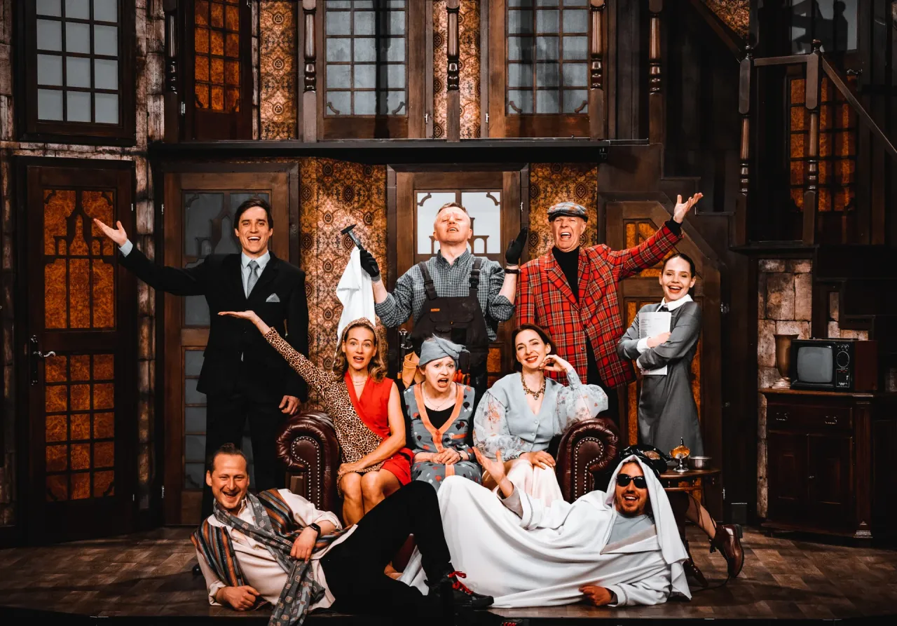 Aktorzy na scenie, w teatralnej scenografii. Czego nie widać, to kulisy tego kwadratowego teatru.