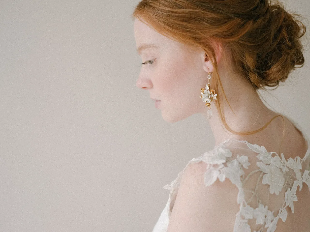 Panna młoda z elegancką biżuterią ślubną