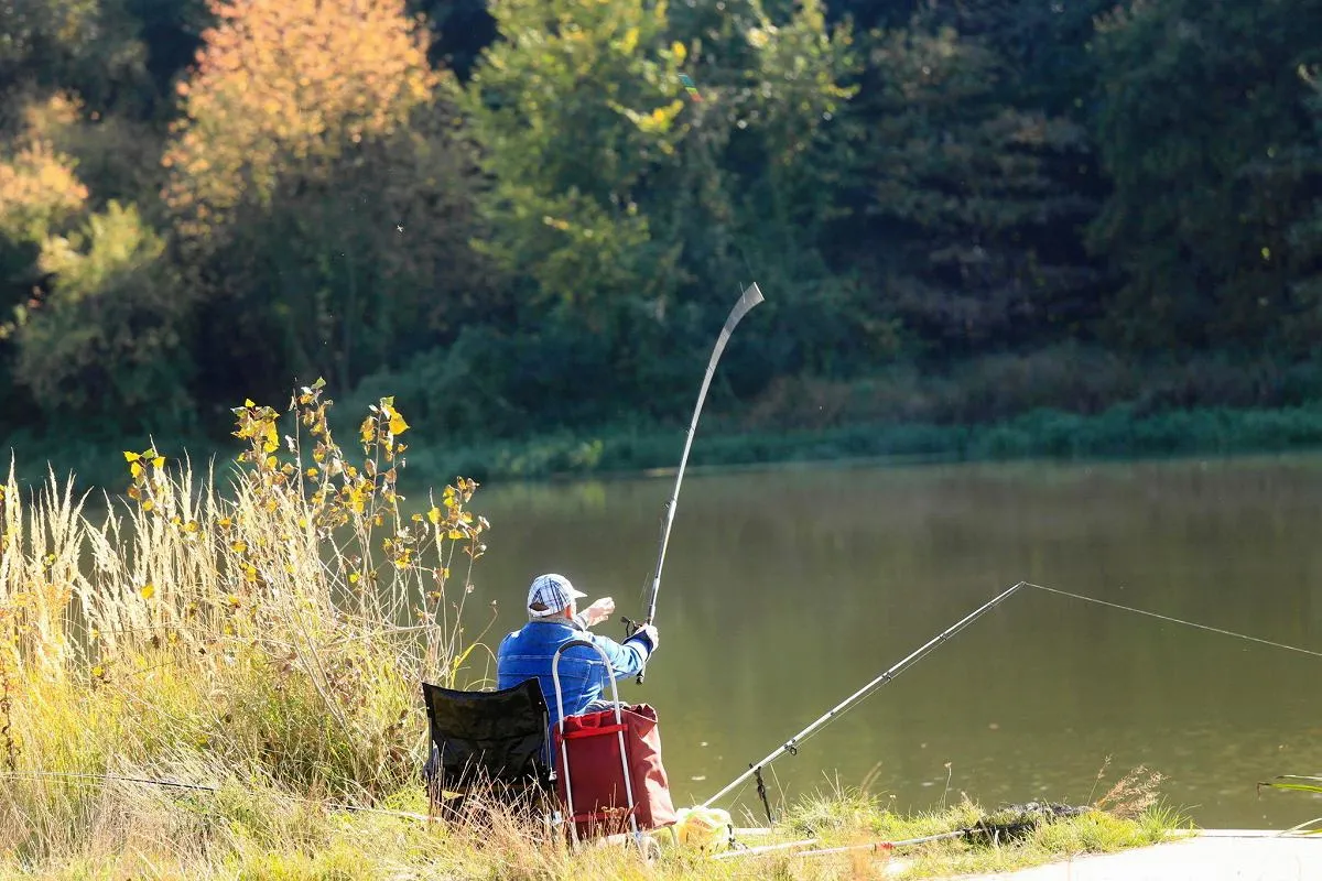 Wędkarz nad jeziorem Olsztyn