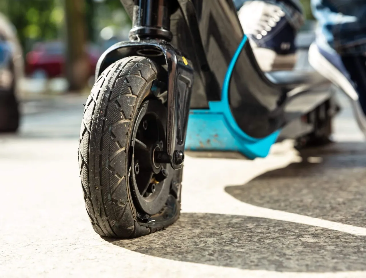 uszkodzona dętka hulajnoga elektryczna lub porysowana felga hulajnoga