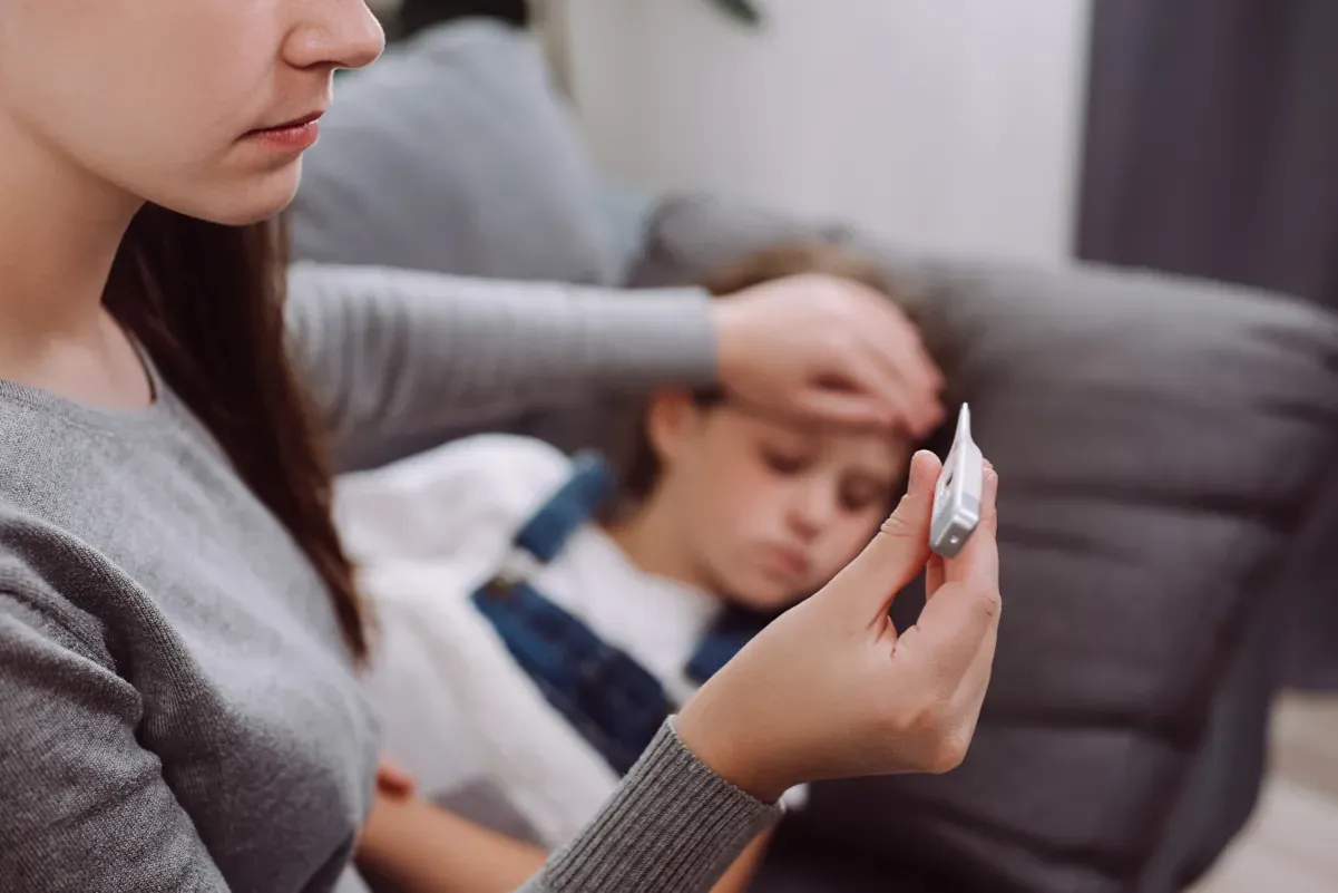 Rodzic podpisujący zwolnienie dla dziecka