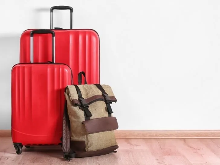 różne rodzaje bagażu na wycieczkę autokarową walizka plecak