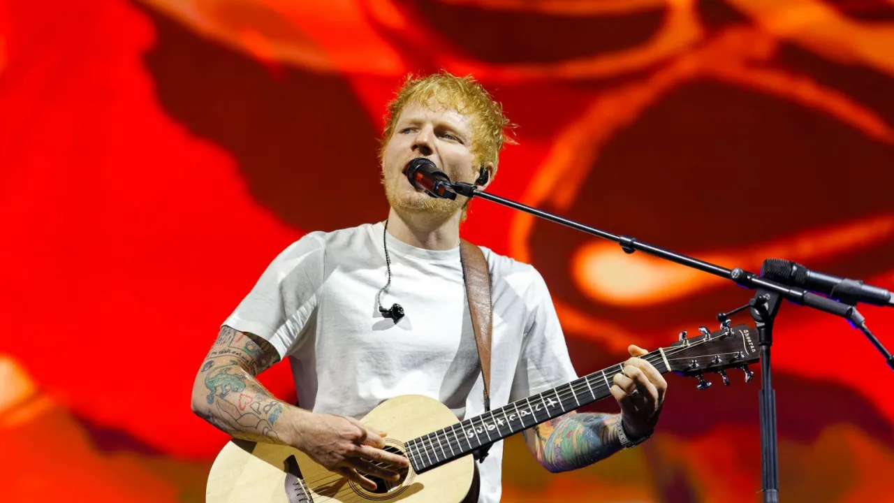 Ed Sheeran gra na gitarze podczas koncertu w Warszawie. Fani zastanawiają się, ile bilet&oacute;w na jego występ zostało sprzedanych.