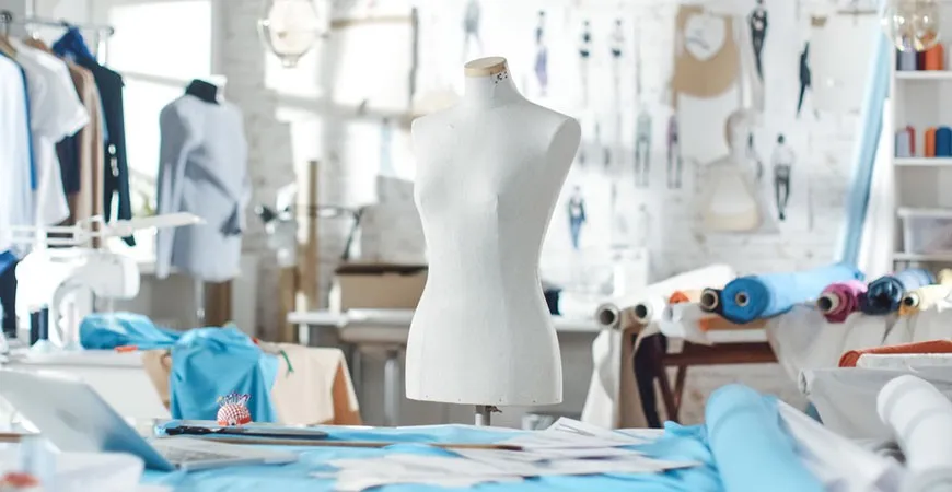 stanowisko do szycia z maszyną, tkaninami i akcesoriami krawieckimi