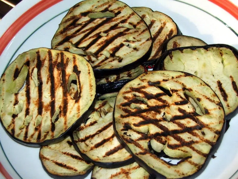 Grillowane plastry bakłażana na talerzu