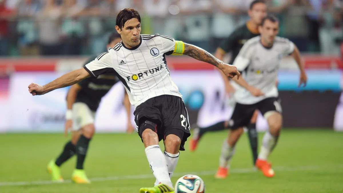 Piłkarz wykonujący zw&oacute;d z zamachem