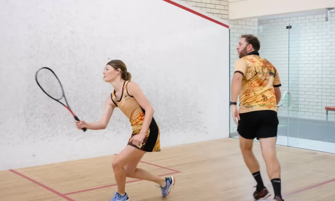 kort squashowy z graczami