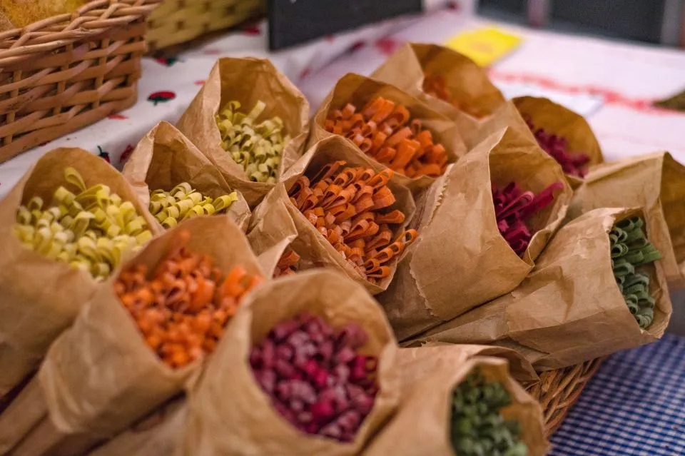 makaron z ciecierzycy i soczewicy r&oacute;żne kształty