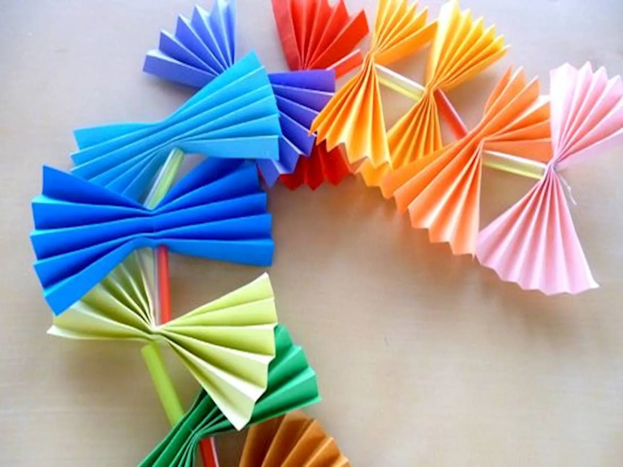 różne łańcuchy choinkowe z papieru