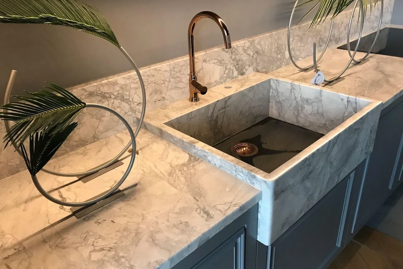 Elegancki zlewozmywak granitowy czy konglomerat? Marmurowe blaty i nowoczesna armatura tworzą stylową kuchnię.