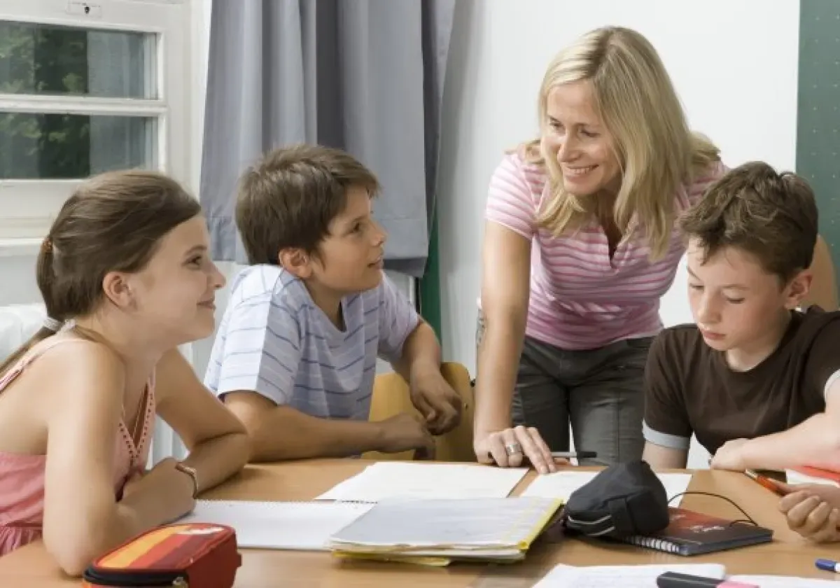 uczniowie pracujący nad projektem edukacyjnym