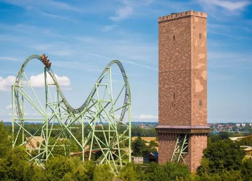 Hansa-Park Achterbahn K&auml;rnan mit Ostsee im Hintergrund