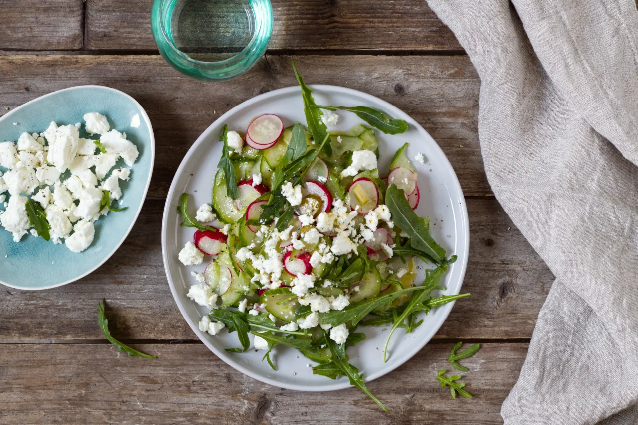 Gurken Radieschen Salat mit Feta und gekochtem Ei