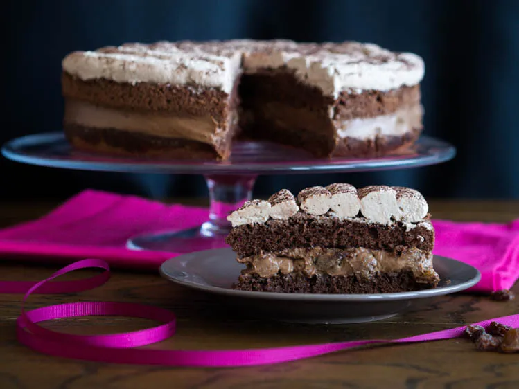 r&oacute;żne płyny do nasączania tortu czekoladowego