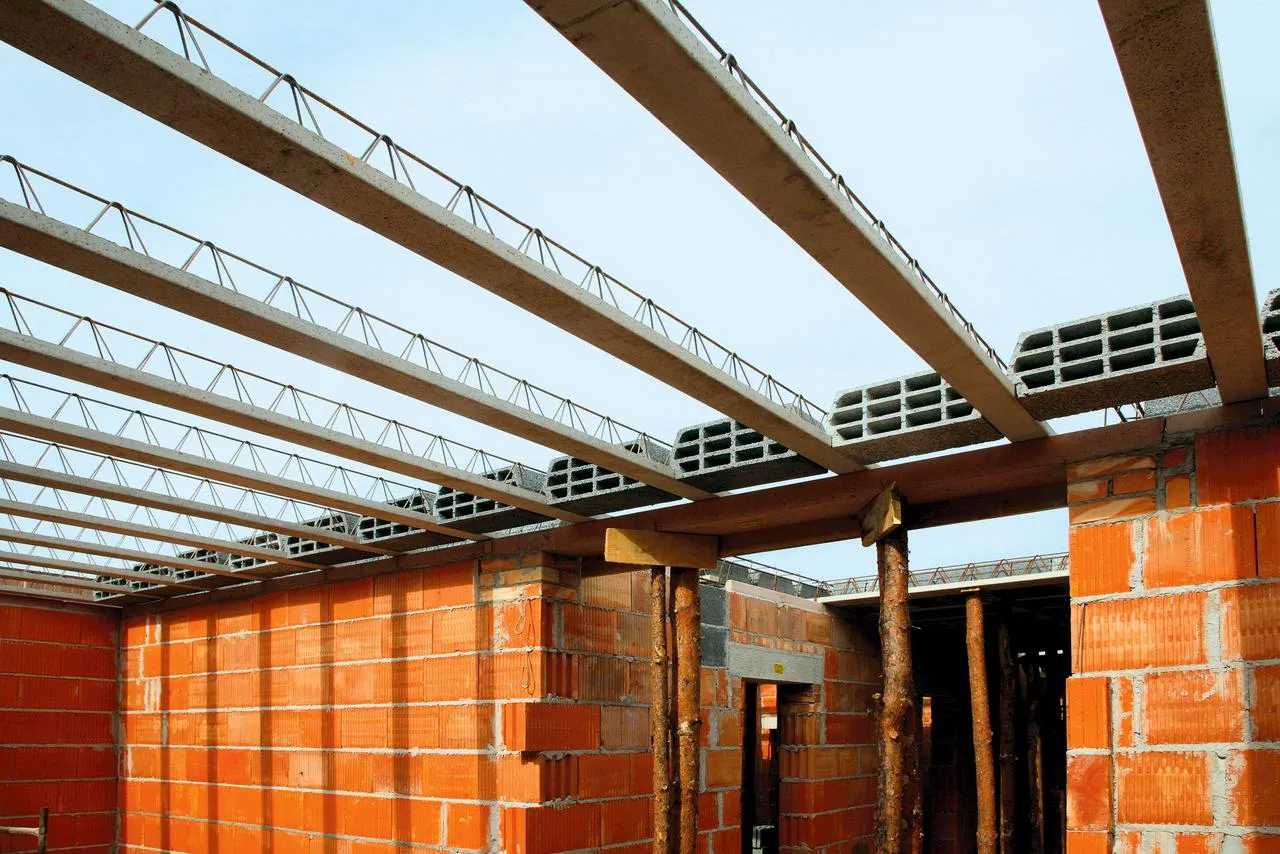 porównanie stropu drewnianego i betonowego