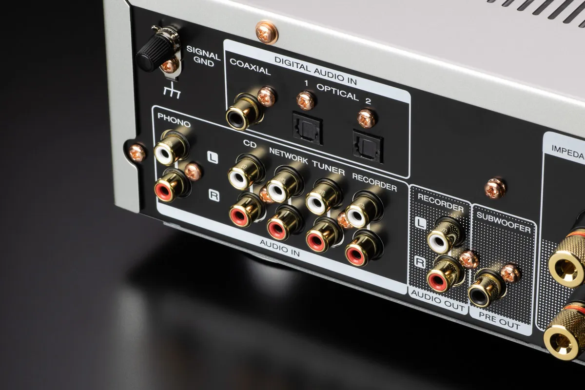Zdjęcie Amplituner Denon czy Marantz - który wybór zapewni lepszy dźwięk?