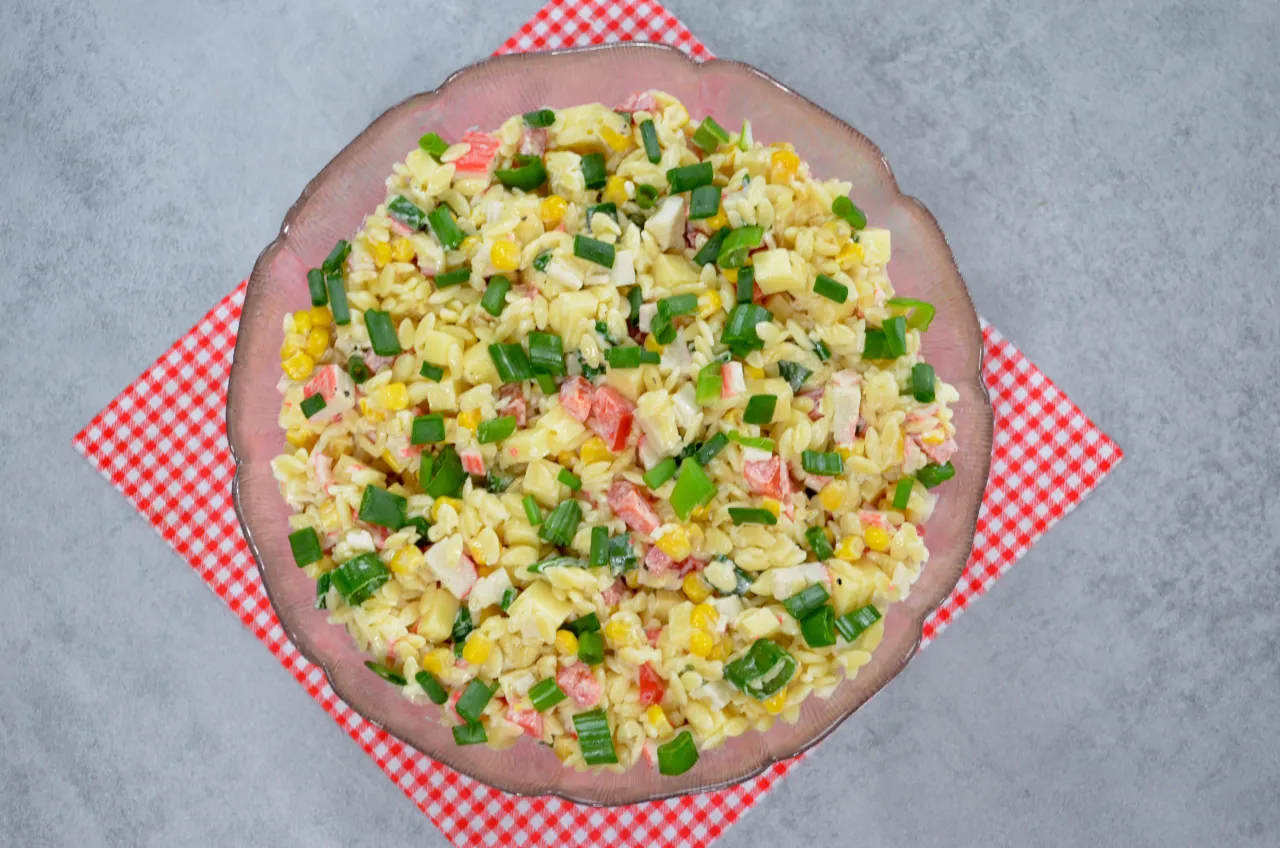 sałatka surimi kukurydza prezentacja