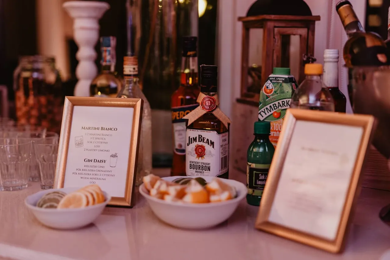 Bar weselny z r&oacute;żnymi alkoholami i drinkami