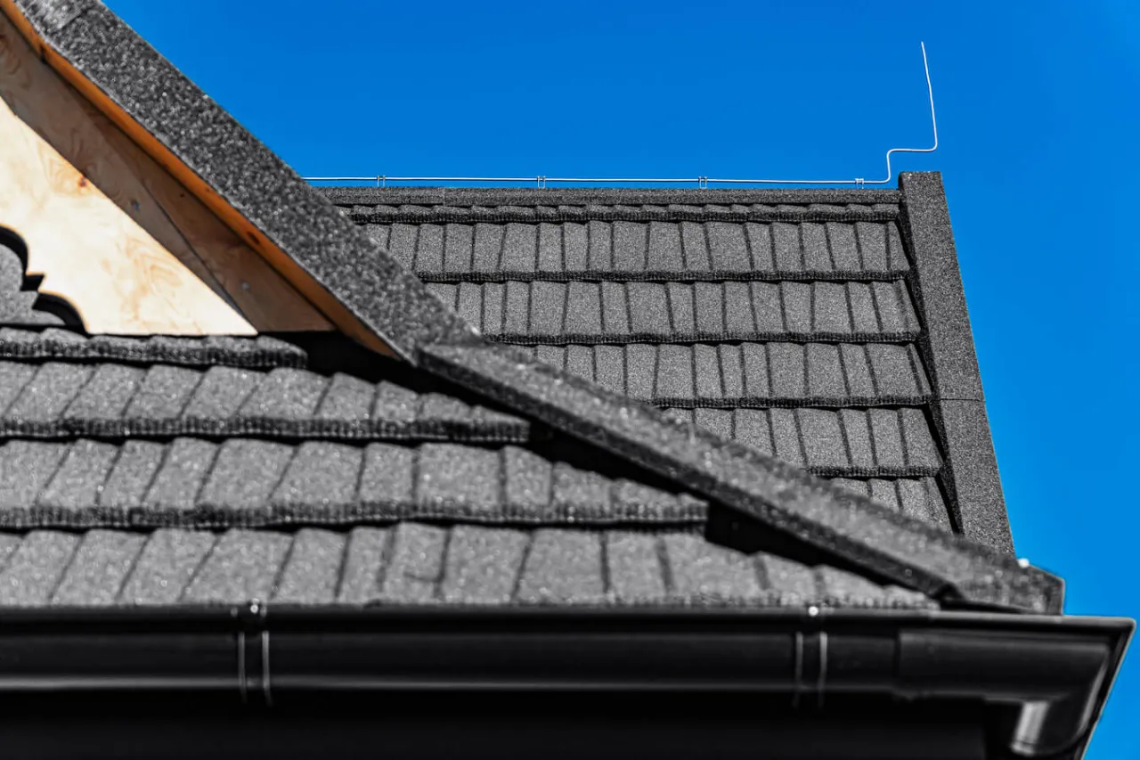 Ciemnoszara dach&oacute;wka imitująca łupek to świetny pomysł, czym pokryć dach altany. Wygląda solidnie i estetycznie.