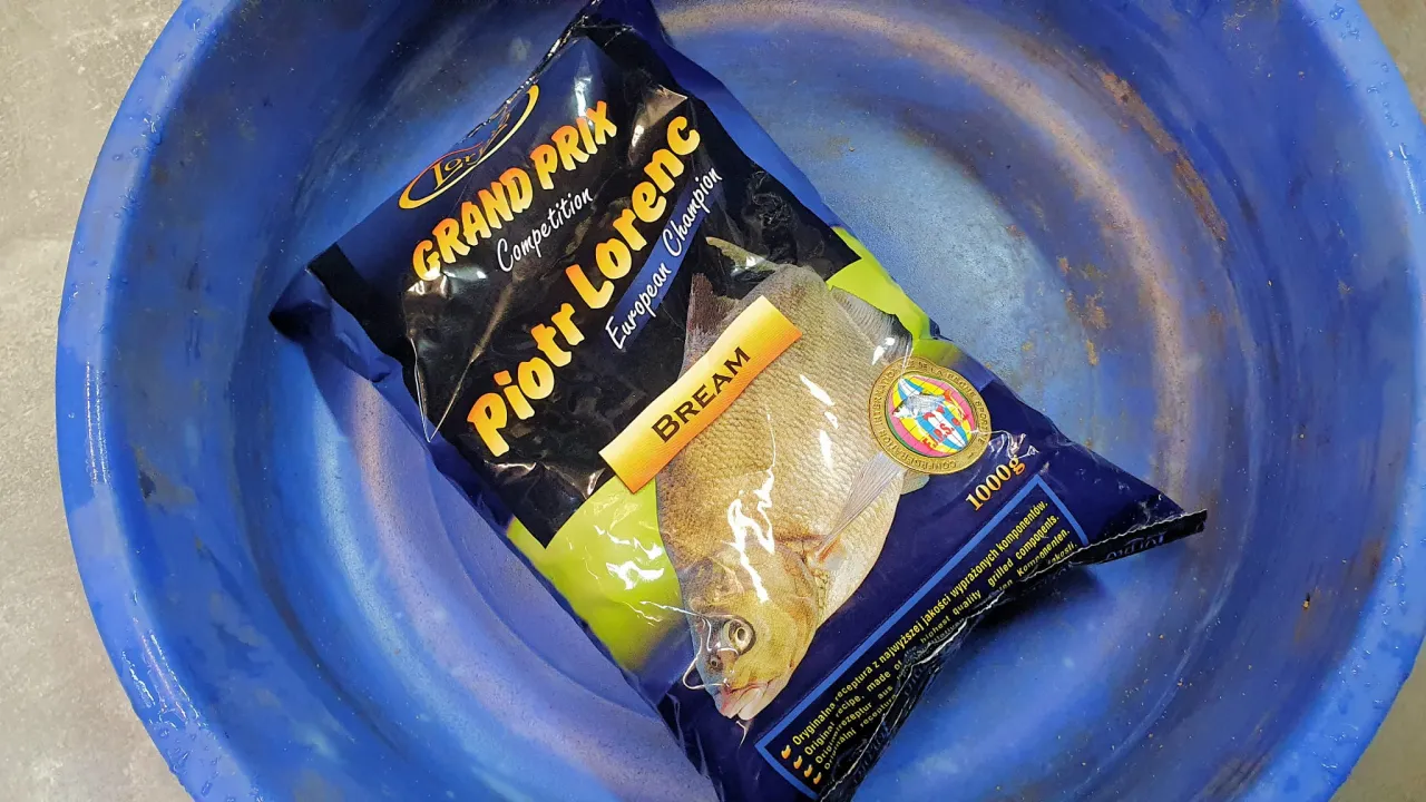 Opakowanie zanęty Lorpio Grand Prix Piotr Lorenc z wizerunkiem leszcza. Idealna na zawody wędkarskie.