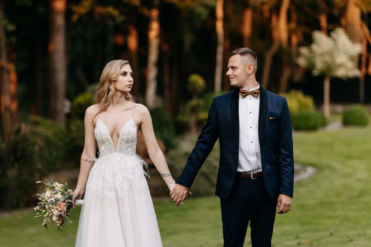 Kalkulator i umowa na stole, symbolizujące koszty usług