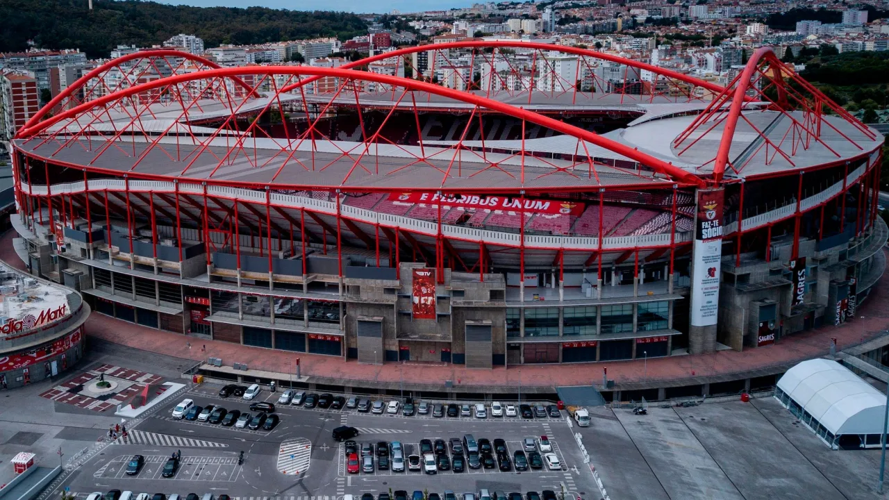 Stadion Estádio da Luz w Lizbonie, gotowy na mecze Ligi Mistrzów 2020. Czerwona konstrukcja i puste trybuny czekają na kibiców.