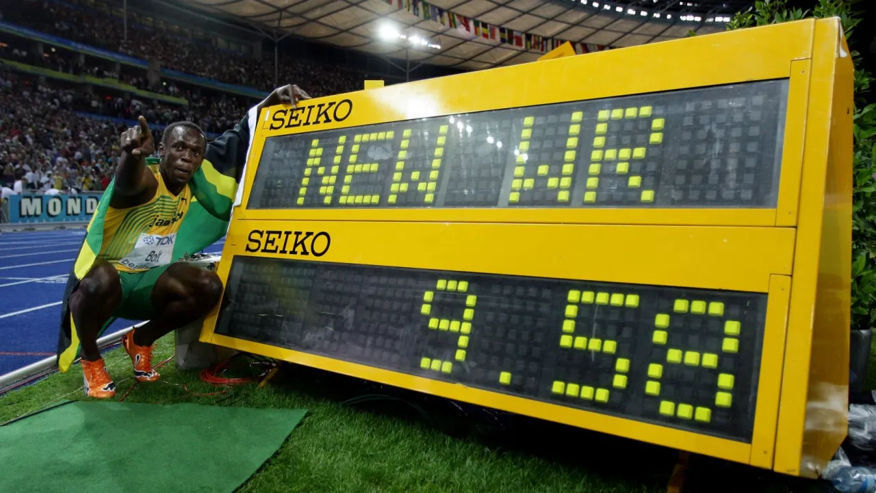 Usain Bolt, najszybszy piłkarz na świecie, świętuje nowy rekord świata 9.58s.