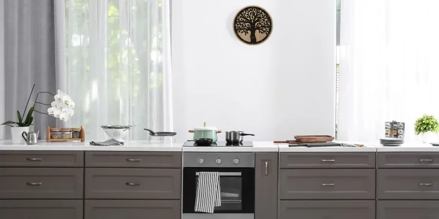 różne style zegarów kuchennych