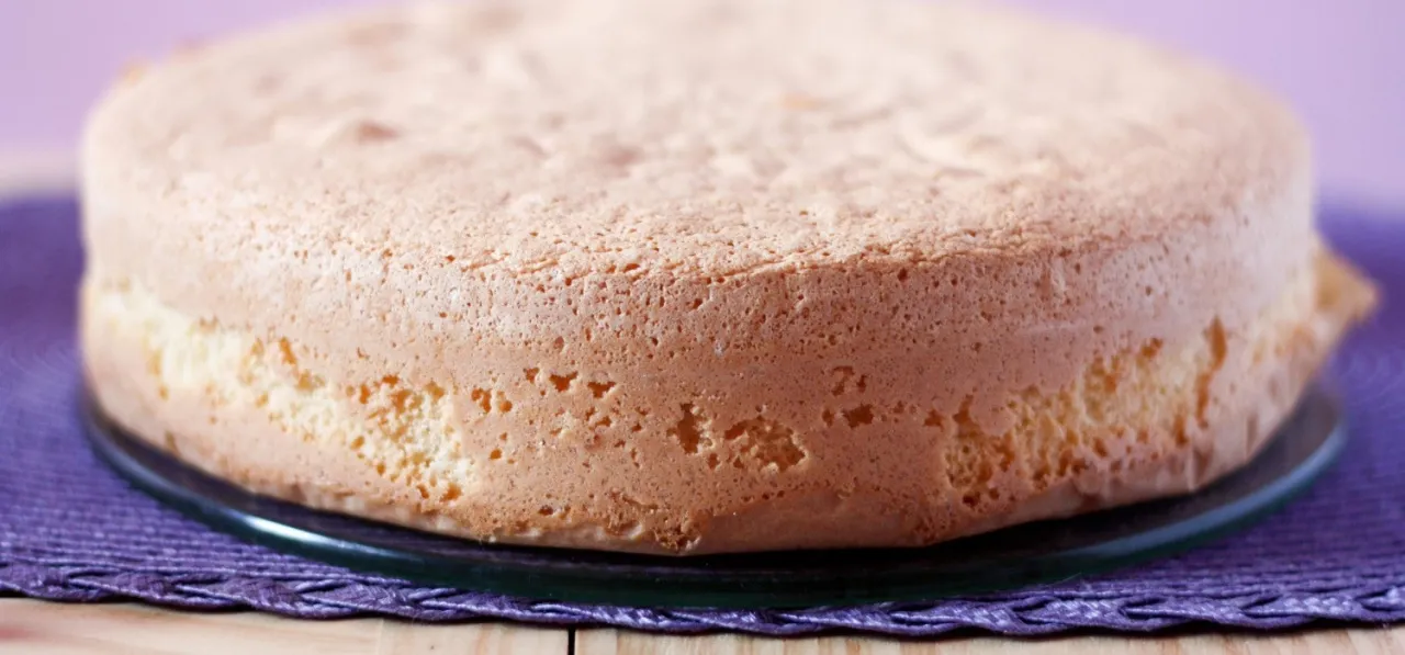 idealnie upieczony biszkopt do tortu