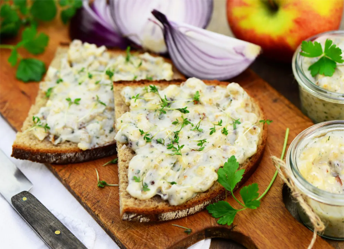 różne rodzaje wegetariańskiego smalcu, smalec z fasoli, smalec z oleju kokosowego