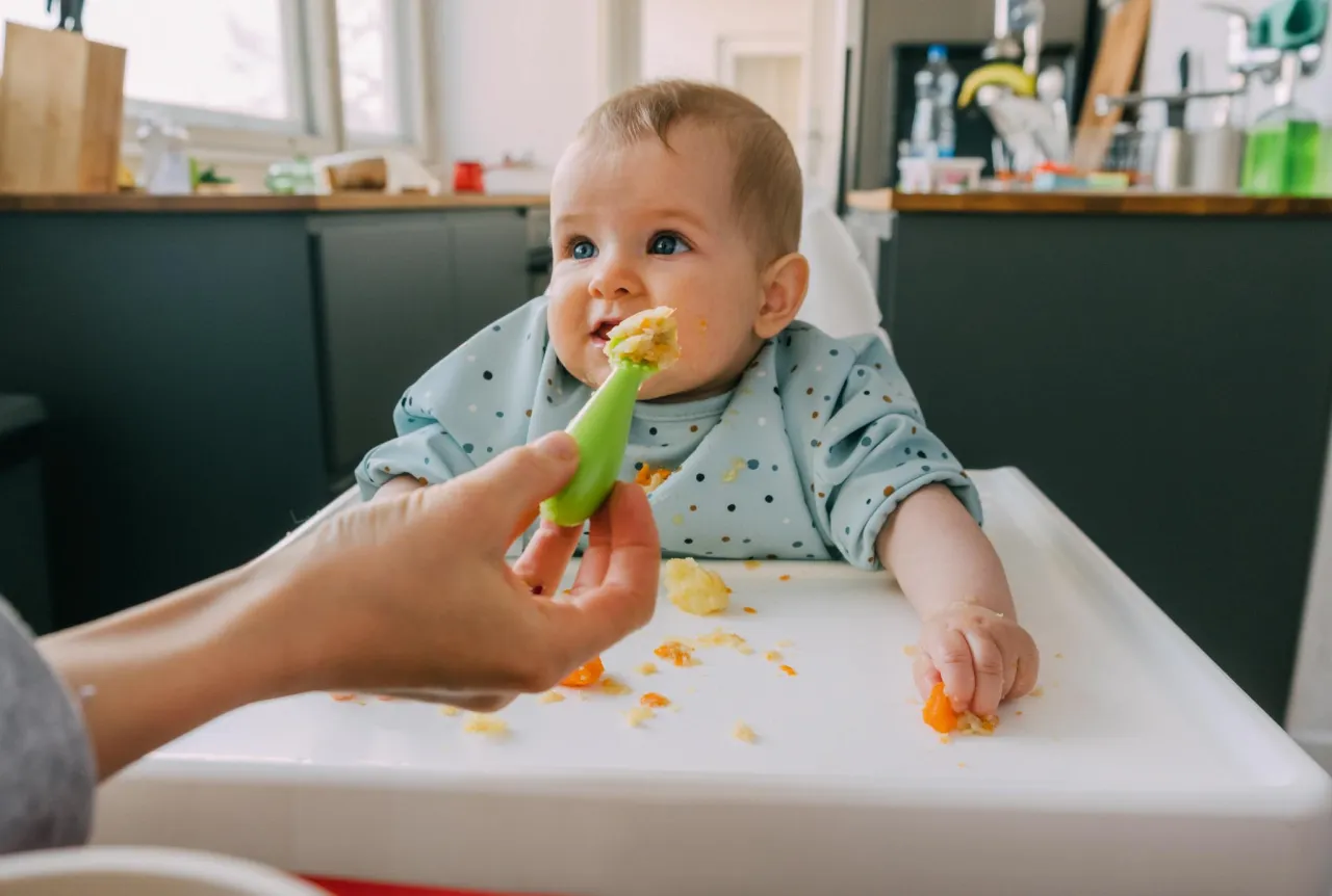 dziecko jedzące przekąski, niemowlę rozszerzanie diety