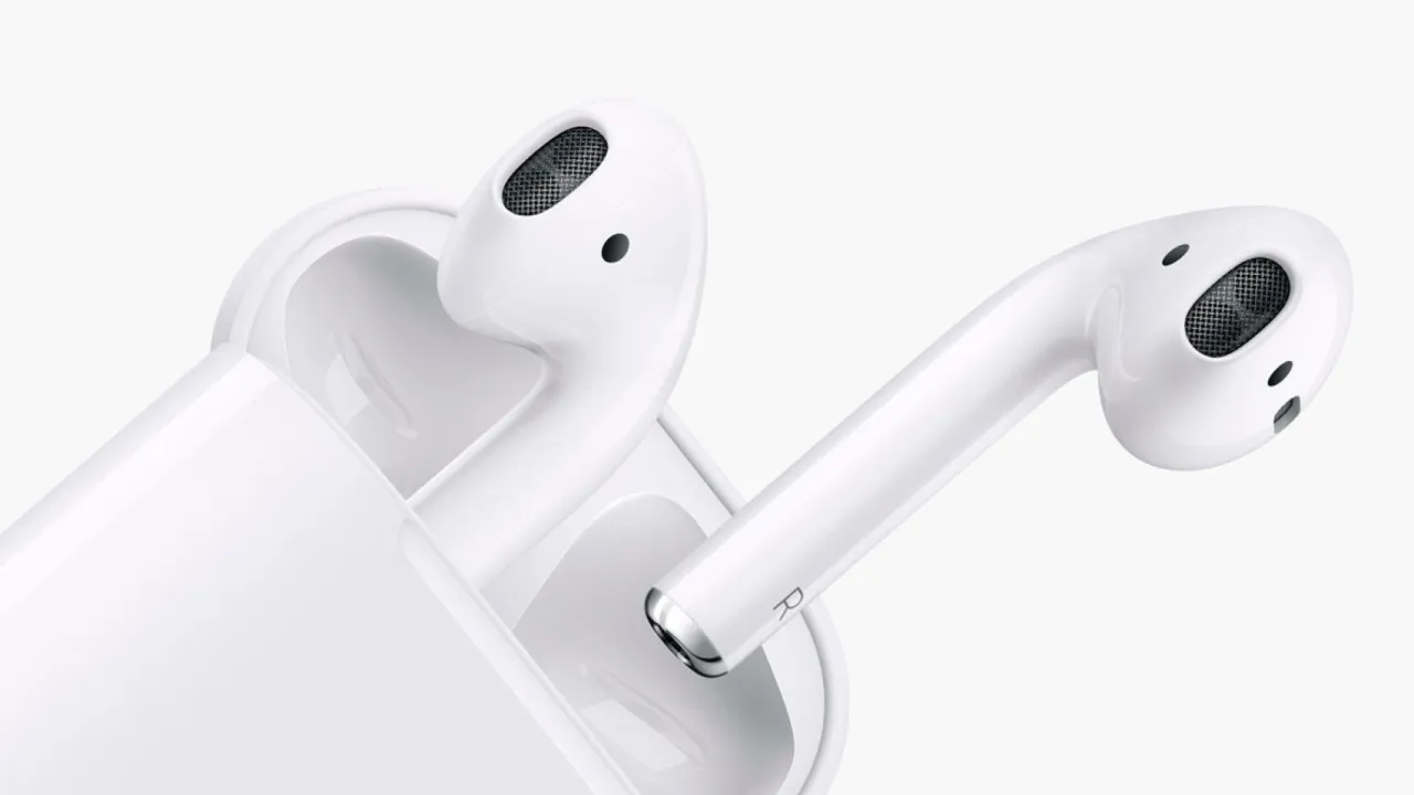 Białe słuchawki AirPods z etui. Dowiedz się, jak sprawdzić ile AirPods mają baterii, by zawsze cieszyć się muzyką.