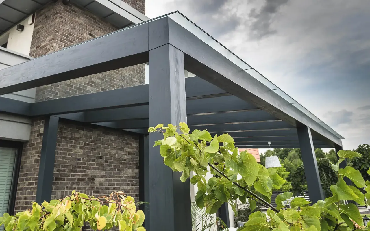 Nowoczesna pergola drewniana z przeszklonym dachem, idealna do ogrodu.