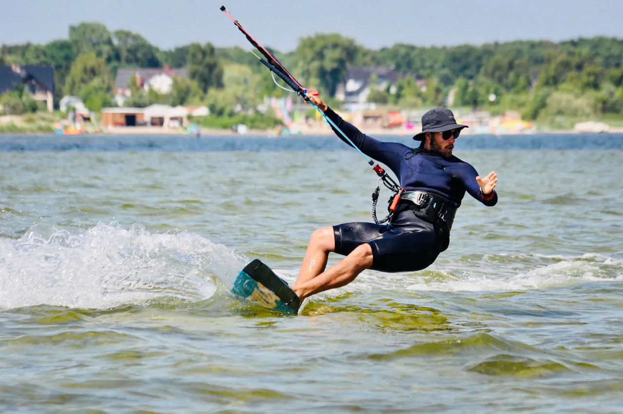 Ludzie uprawiający kitesurfing na jeziorze w Polsce