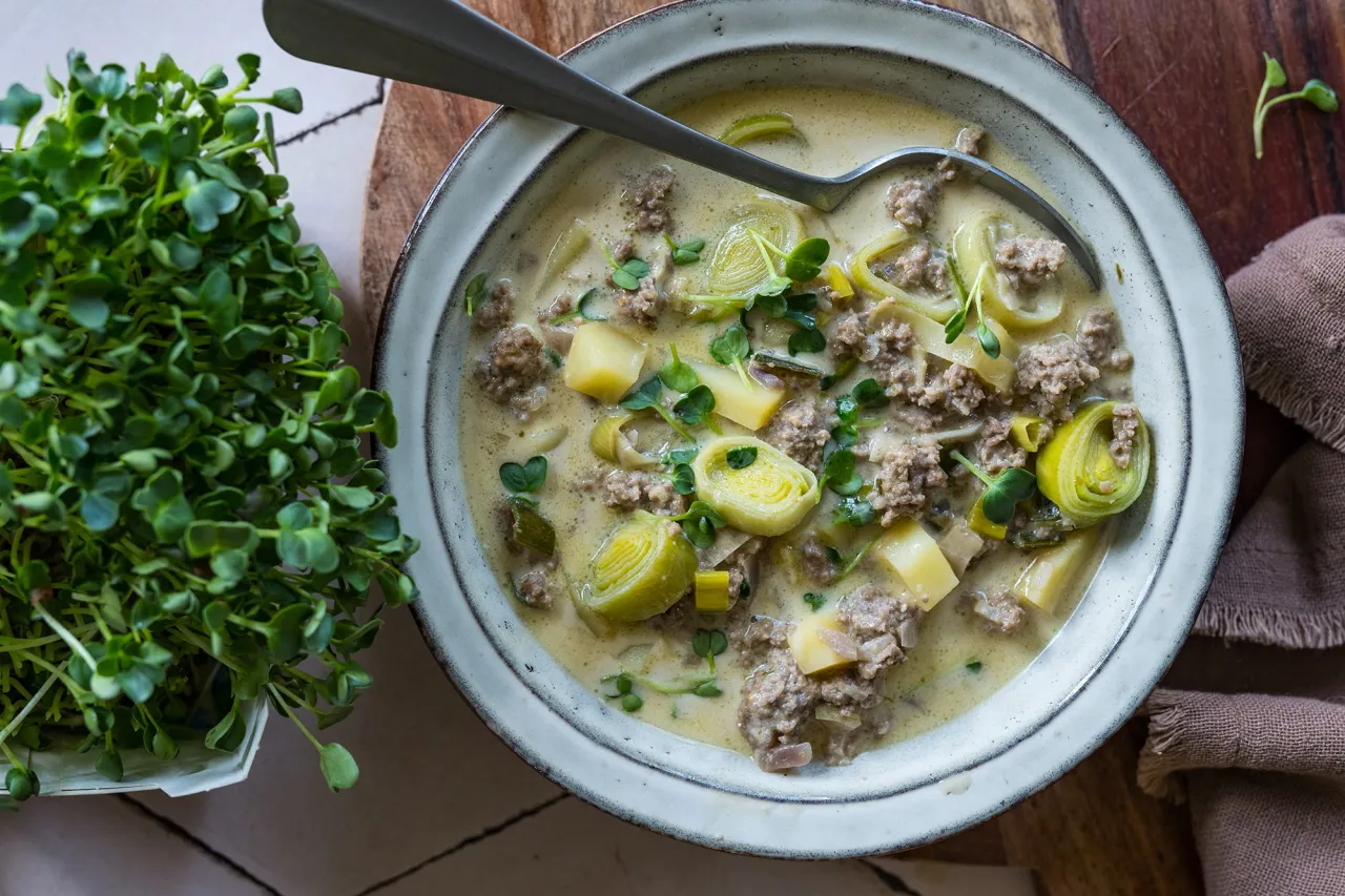 Lauch-Hack-Suppe mit verschiedenen Beilagen oder Variationen