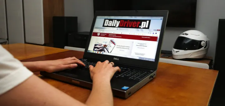 Kobieta sprawdza punkty karne online na komputerze