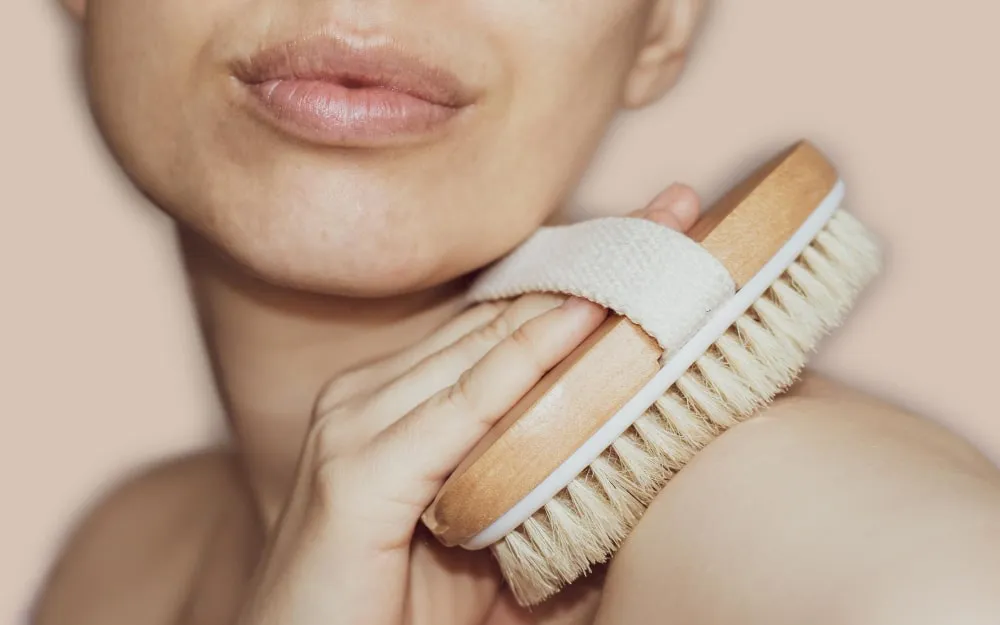 kobieta szczotkująca ciało na sucho