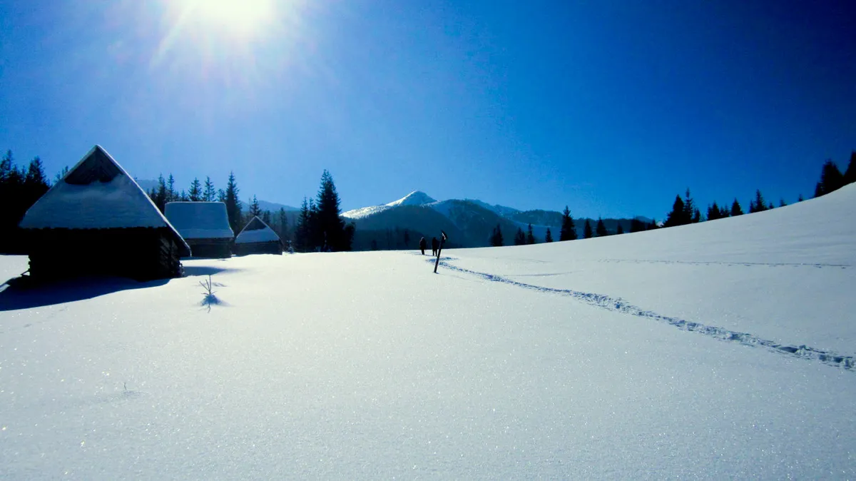 śnieżny szlak w Tatrach zimą, słoneczny dzień