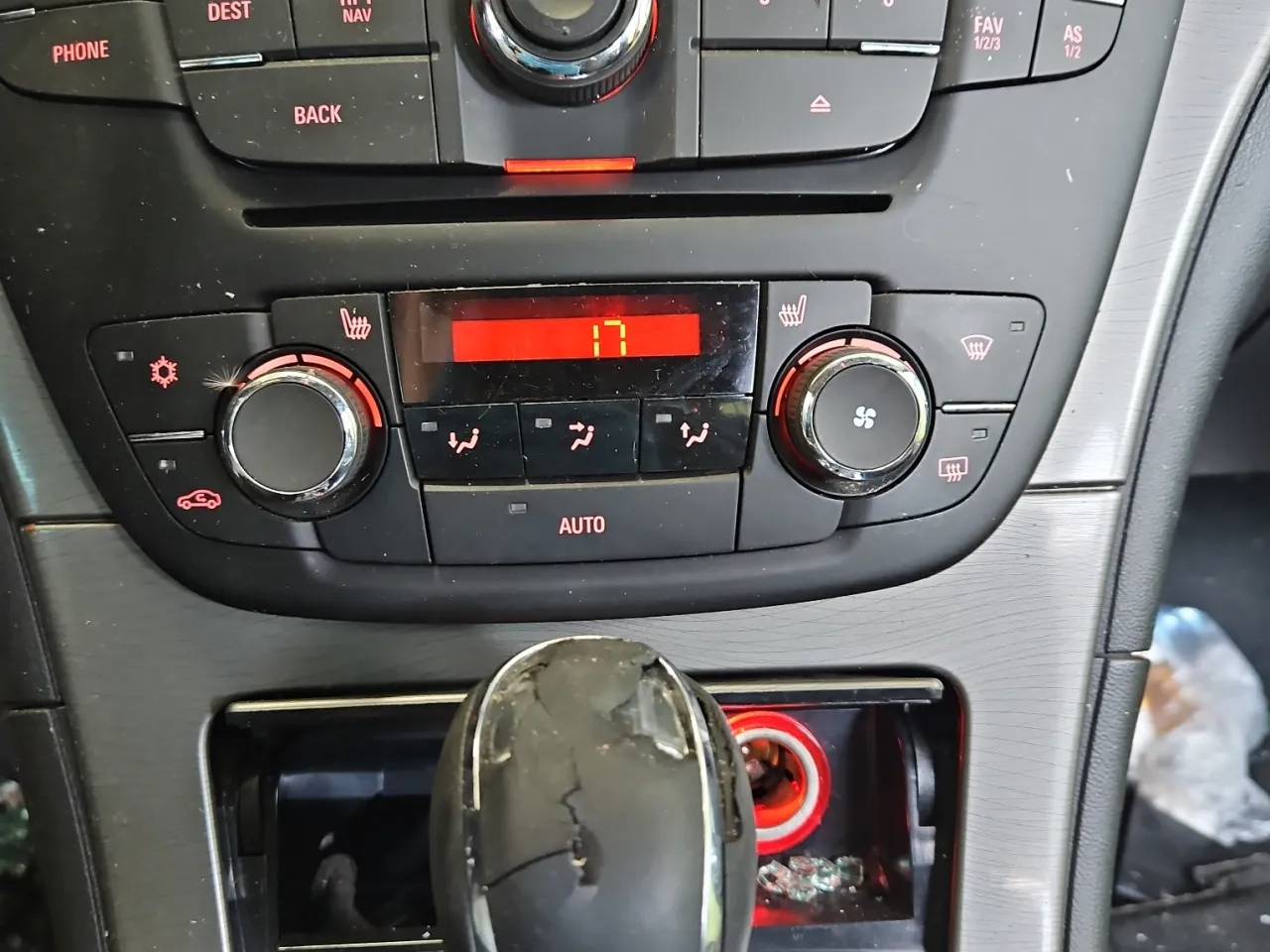 Opel Insignia wnętrze konsola centralna