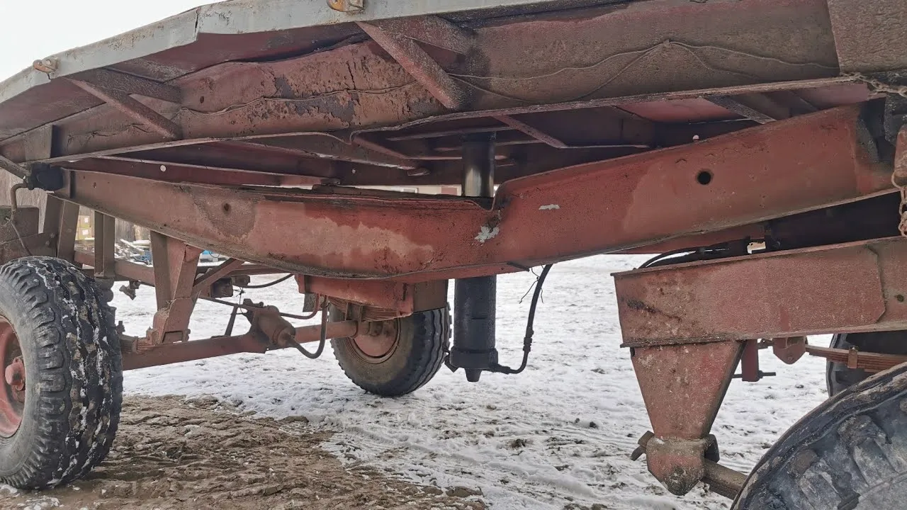 Zardzewiała rama przyczepy rolniczej