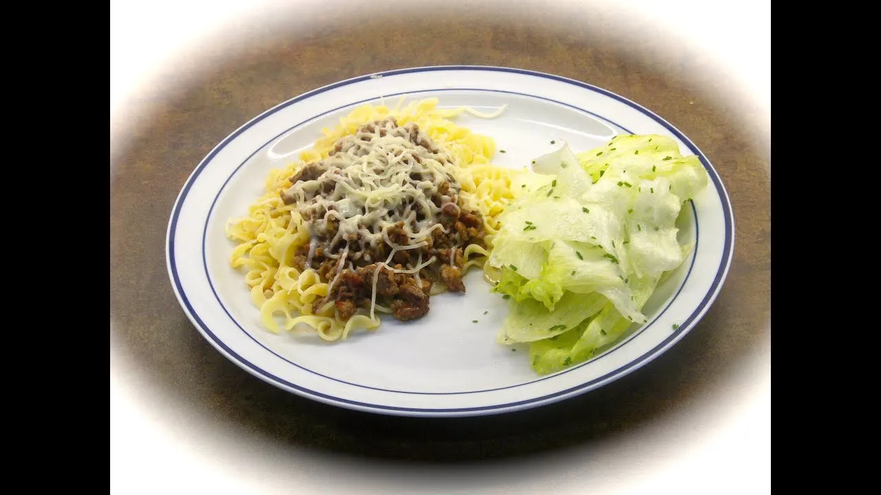 Teller mit klassischem DDR-Rezept f&uuml;r Nudeln mit Haschee und Gurkensalat