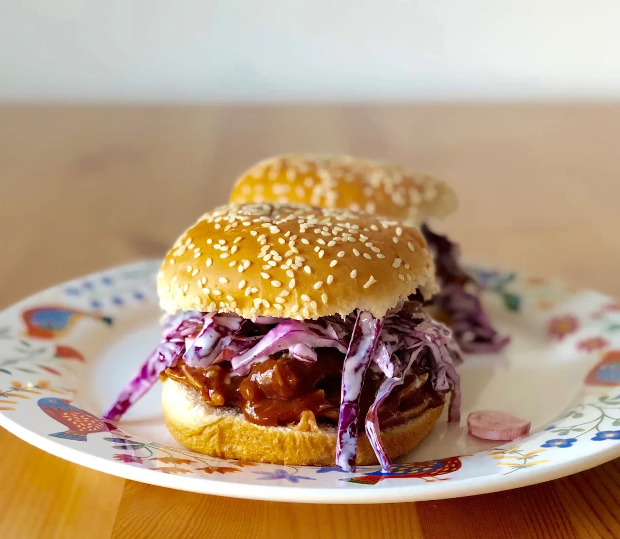 kanapka z szarpaną wieprzowiną i coleslawem